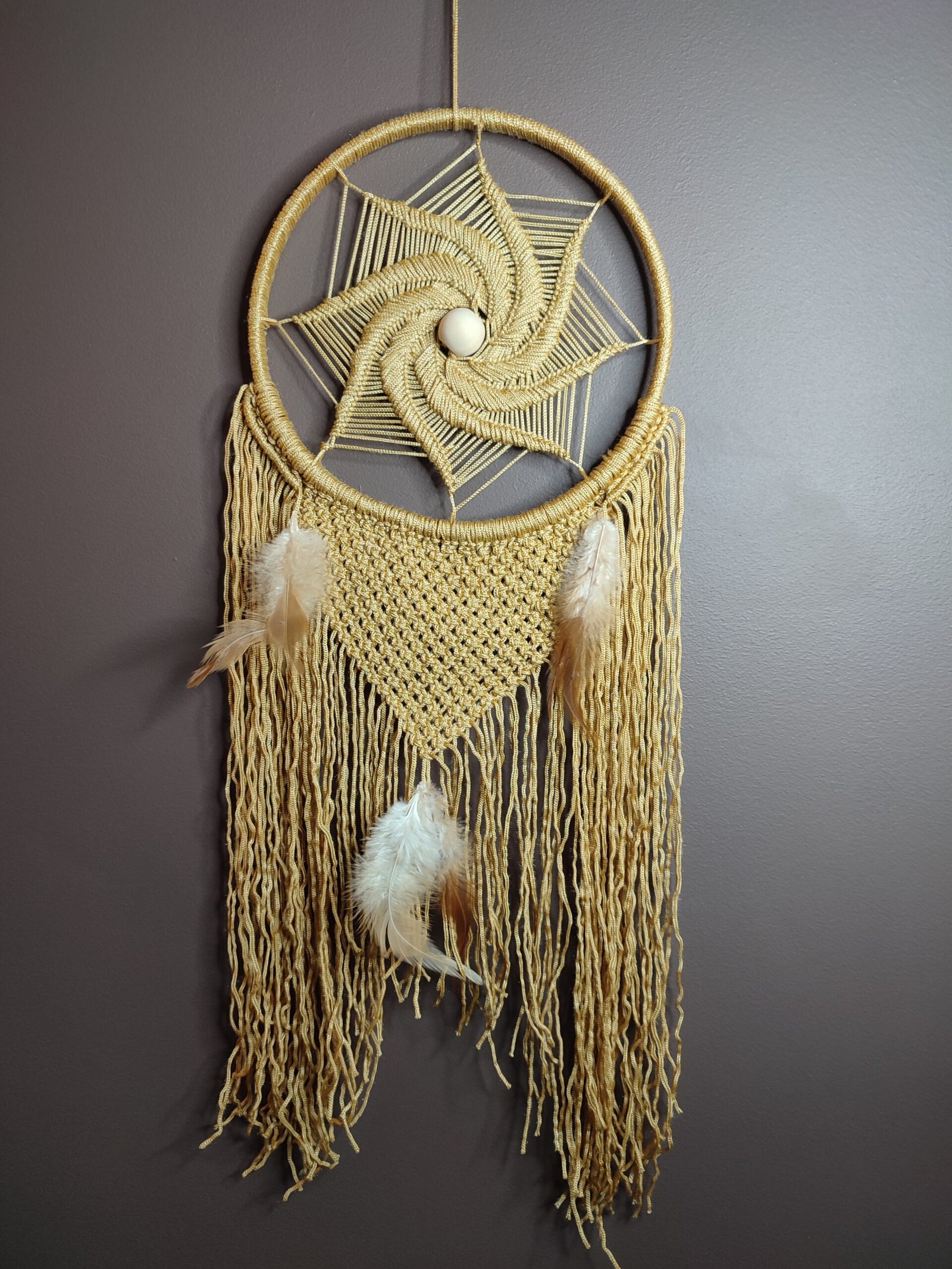 Sapnų gaudyklė su plunksnomis